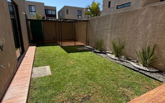 Departamento en planta baja con 3 recámaras y jardín en Zákia